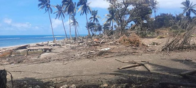 Opustošenje na plaži glavnega otoka&nbsp;Nuku&#39;alofa. FOTO: Marian Kupu/Broadcom Broadcasting via Reuters

&nbsp;
