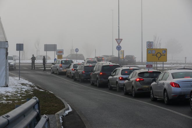 Gneča za PCR-testiranje&nbsp;v Stanežičah. FOTO:&nbsp;Črt Piksi
