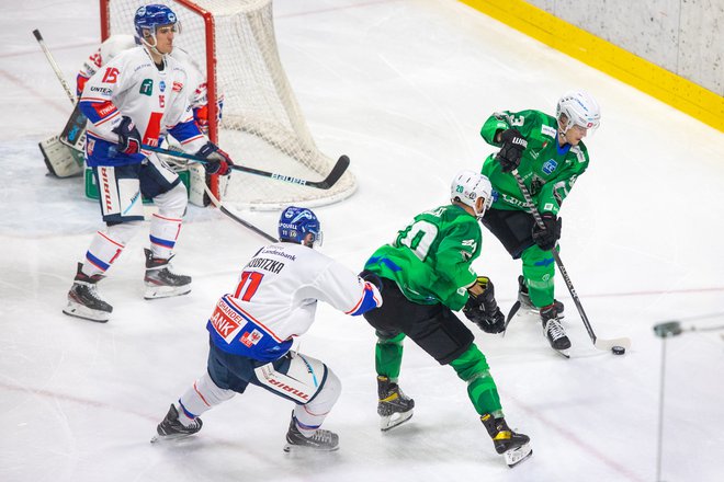 Hokejisti SŽ Olimpije se praznih rok vračajo iz Innsbrucka. FOTO: Voranc Vogel/Delo
