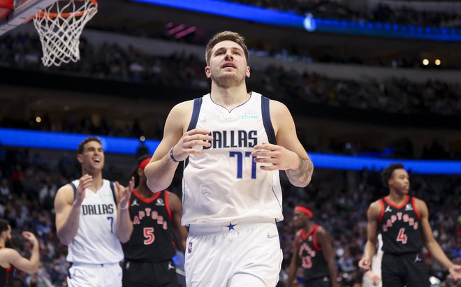 Luka Dončić proslavlja po košu v drugi četrtini tekme s Toronto Raptors v domači dvorani. FOTO:&nbsp;Kevin Jairaj/USA Today Sports
