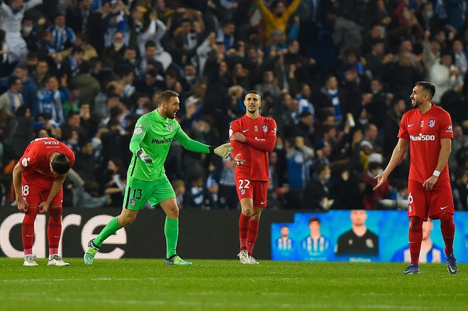 Jan Oblak v pogovoru z mehiškim vezistom Hectorjem Herrero kmalu po zadetku Real Sociedada.&nbsp;FOTO: Ander Gillenea/AFP
