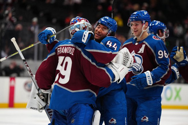 Češki vratar Pavel Francouz si je prislužil čestitke Kieferja Sherwooda in Mikka Rantanena (št. 96) po zmagi v dvorani Honda Center. FOTO: Kirby Lee/USA TODAY Sports
