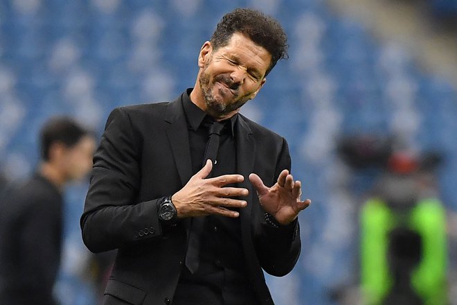 Diego Simeone je z Atleticom lani proslavil drugi državni naslov v zadnjih sedmih letih, dvakrat so rdeče-beli v tem obdobju nastopili tudi v finalu lige prvakov in v dvobojih z mestnim tekmecem Realom končali na strani poražencev. FOTO: AFP
