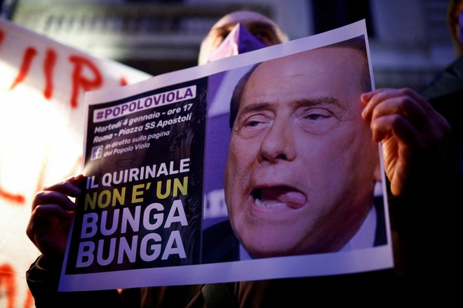 Silvia Berlusconija še vedno čaka vrsta sodnih postopkov zaradi zgodovinskih seksualnih škandalov &raquo;bunga bunga&laquo; in tudi nekaj drugih sodnih afer. FOTO: Guglielmo Mangiapane/Reuters
