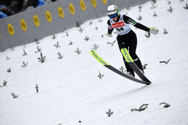 Nika Križnar med akcijo v&nbsp;Klingenthalu. FOTO: Annegret Hilse/Reuters
