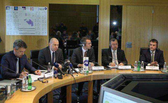 Omizje oprave NLB, ki jo zdaj sestavljajo Blaž Brodnjak, Archibald Kremser in Andreas Burkhardt, se bo razširilo, ko bodo trije novi člani dobili dovoljenje Banke Slovenije. FOTO: Jože Suhadolnik/Delo
