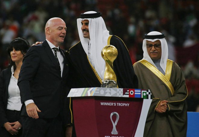 Gianni Infantino (levo) bo po novem delno živel in delal tudi v Katarju. FOTO: Amr Abdallah Dalsh/Reuters
