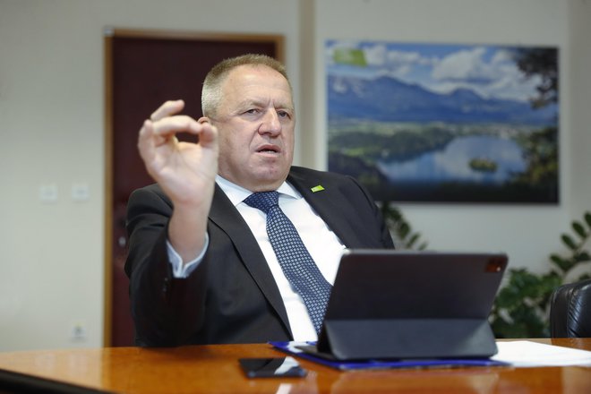 »Če bi prodajali državni delež Save v stanju, kot je zdaj, bi povzročili škodo slovenskemu turizmu,«meni minister za gospodarstvo Zdravko Počivalšek. FOTO: Leon Vidic/delo
