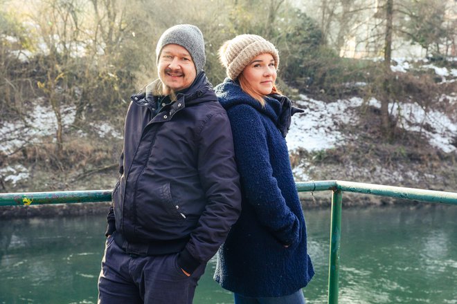 &raquo;Zakaj bi fajn bilo nekaj slabega? Zakaj je treba takoj, ko se imamo odlično, začeti razmišljati, da to ni prav? Narobe!&laquo; pravita Maja in Tešky. FOTO: Črt Piksi
