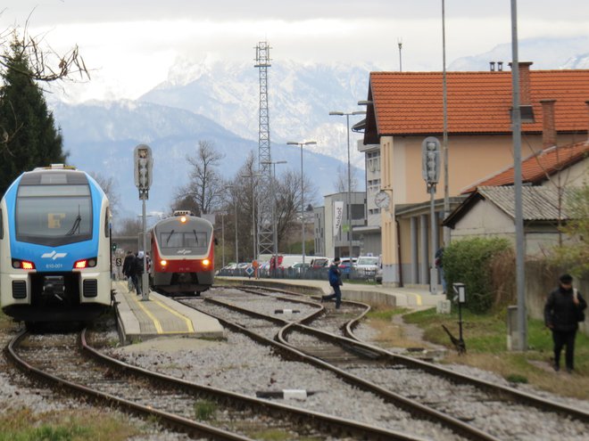 Dotrajana železniška postaja v Domžalah ne more biti v ponos občini in tudi ne državi. FOTO:&nbsp;Bojan Rajšek/Delo
