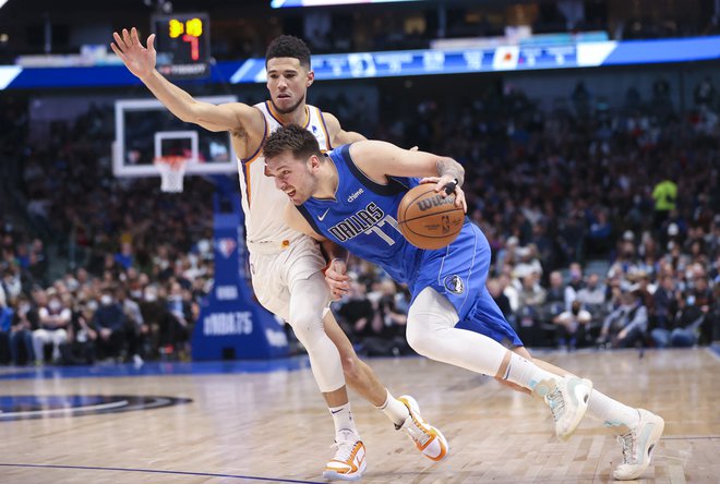 Luka Dončić in Phoenixov tekmec Devin Booker sta se razšla brez strelskega zmagovalca, oba sta dosegla po 28 točk, toda zvezdnik Phoenixa je z odlično obrambo v končnici tekme goste iz Arizone popeljal do 35. zmage v sezoni. FOTO: Kevin Jairaj/Usa Today Sports
