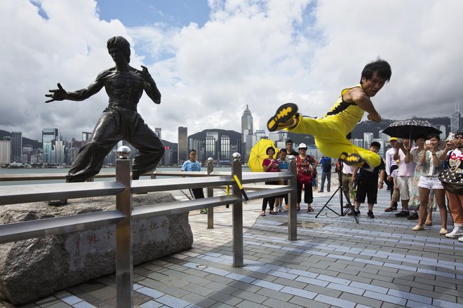 Ameriški Kitajec Bruce Lee je sloves kung fuja ponesel v svet in z njo tudi Kitajsko. Rodil se je v ZDA, a je v komaj 33. letu starosti umrl v Hong Kolngu. FOTO: Tyrone Siu/Reuters
