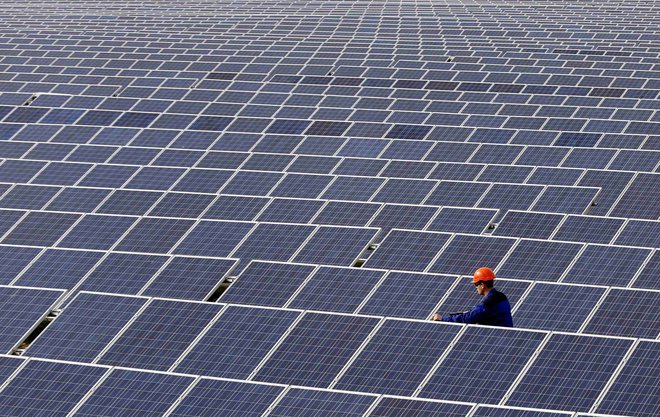 Sončne elektrarne so se, kot vse drugo, lani prvič po dolgem času nekoliko podražile. Foto Vasily Fedosenko/Reuters
