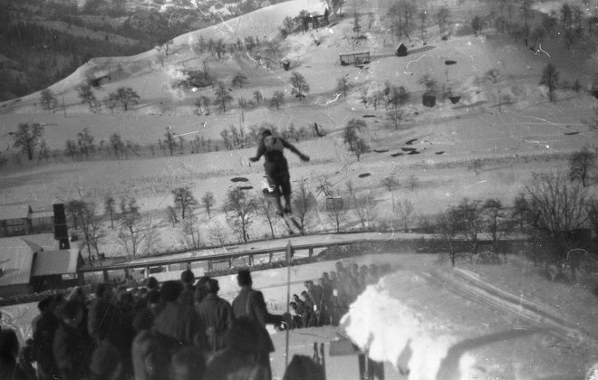 Nekateri prebivalci so na Partizanskih smučinah prvič videli smučarske skoke. FOTO: Dougan/Zbirka Muzeja novejše zgodovine Slovenije
