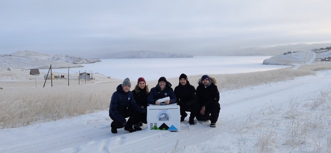 Ekipa misije Triglavski ledenik v Peking ob Bajkalskem jezeru. Od leve proti desni: Tomaž Kejžar (AMZS), Alena Milkovič, Ciril Komotar, Marko Šalamun in Rok Trček. FOTO: Arhiv PLU
