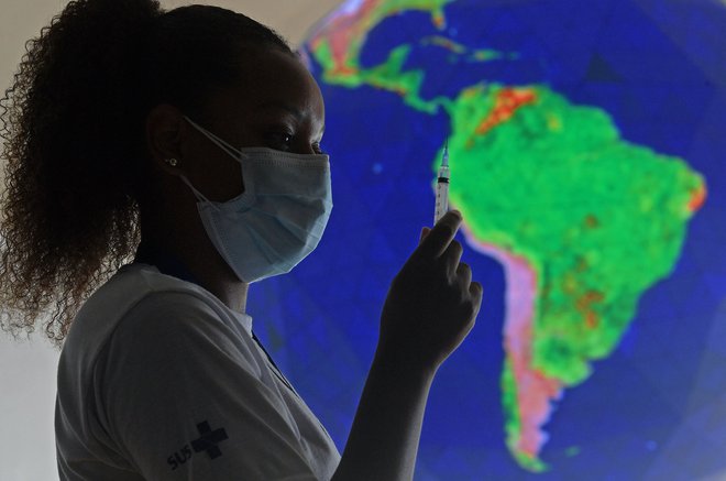 Javno zdravstvo se je med pandemijo v deželi velikih ekonomskih neenakosti izkazalo za prvo in za mnoge edino obrambno linijo življenja. FOTO: Afp
