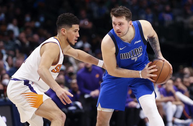 Luka Dončić in Devin Booker (levo) sta se spopadla na vso moč. FOTO: Kevin Jairaj/USA Today Sports
