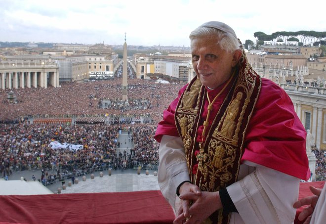 Pozivi nekdanjemu papežu Benediktu XVI, naj se opraviči za zlorabe v Cerkvi, ko je bil še kardinal, se množijo. FOTO: Reuters
