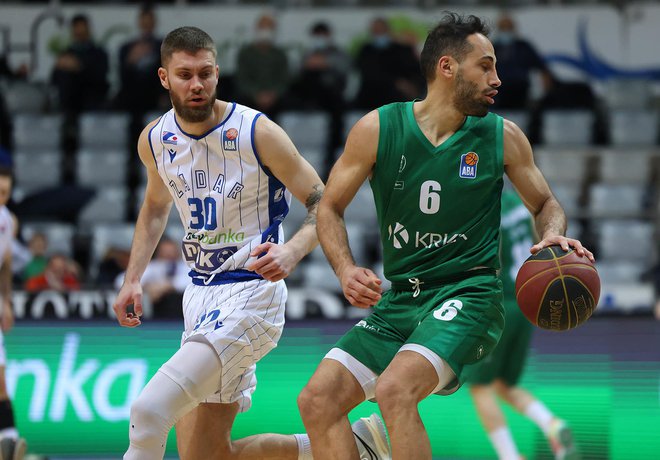 Rok Stipčević (z žogo) med obračunom Krke in Zadra v dvorani Krešimirja Ćosića na Višnjiku. FOTO: KK Zadar/Zvonko Kucelin
