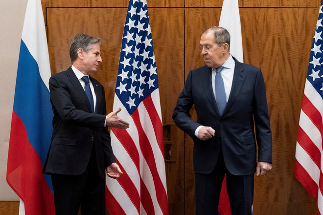 Ameriški zunanji minister Antony Blinken (levo) bo ruskemu kolegu Sergeju Lavrovu pisno odgovoril na zahteve Moskve. FOTO:&nbsp;Alex Brandon/Reuters
