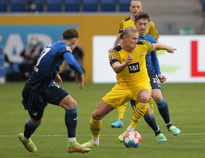 Norvežan Erling Håland, v rumenem dresu, je spet zabil za dortmundsko Borussio. FOTO: Daniel Roland/AFP
