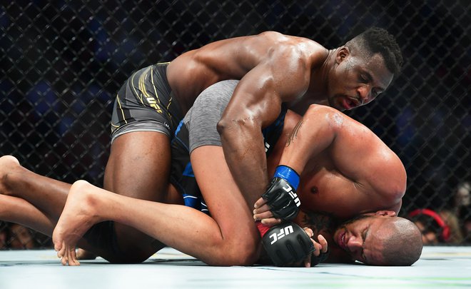 Francis Ngannou (zgoraj) je tokrat z rušenji jeziček na tehtnici prevesil na svojo stran in premagal Ciryla Gana. FOTO: Frederic J. Brown/AFP
