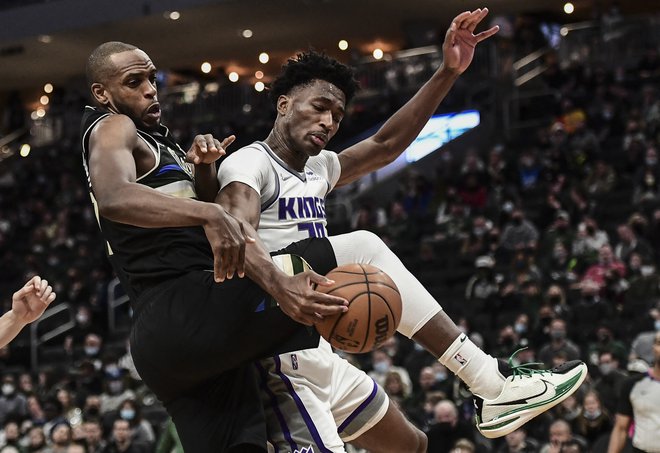 Milwaukeejeve veteran Khris Middleton (levo) v odsotnosti Giannisa Antetokounmpa trdno drži vajeti igre prvakov. FOTO: Benny Sieu/Usa Today Sports
