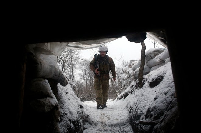 Pripadnik ukrajinskih oboroženih sil na razmejitveni črti med&nbsp;uporniki, ki jih podpira Rusija, blizu vasi Zolote v ukrajinski regiji Lugansk. FOTO: Anatolii Stepanov/AFP

&nbsp;
