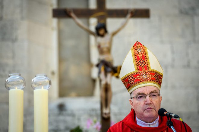 Kardinal Josip Bozanić velja za spretnega &raquo;političnega igralca&laquo;, ki je s HDZ igral z roko v roki, nato se je s stranko razšel in se priklonil desni, nemalokrat celo radikalno desni strani hrvaškega političnega parketa. FOTO: Nikša Stipanićev/Cropix
