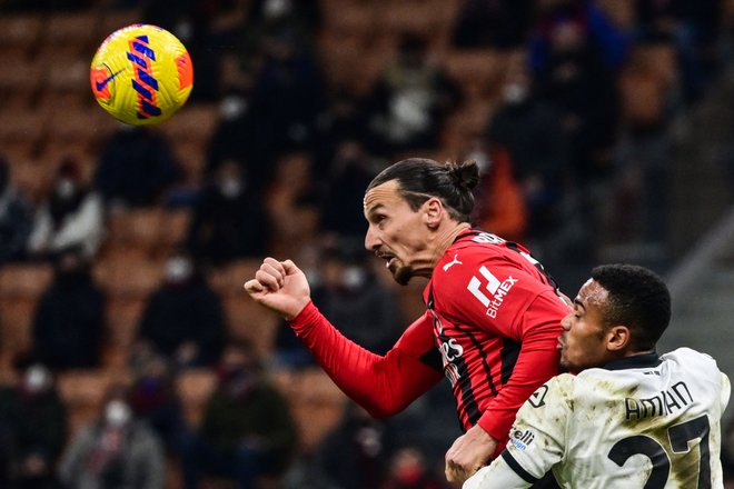 Zlatan Ibrahimović je v svoji bogati karieri igral za največje klube na svetu, zato lahko daje nasvete tudi takšnim zvezdnikom, kot je 17 let mlajši Kyilian Mbappe. FOTO: Miguel Medina/AFP
