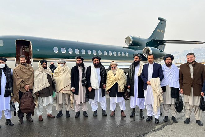 Predstavniki talibske delegacije&nbsp;so včeraj zvečer pristali na letališču&nbsp;Gardermoen na Norveškem. FOTO:&nbsp;Afp
