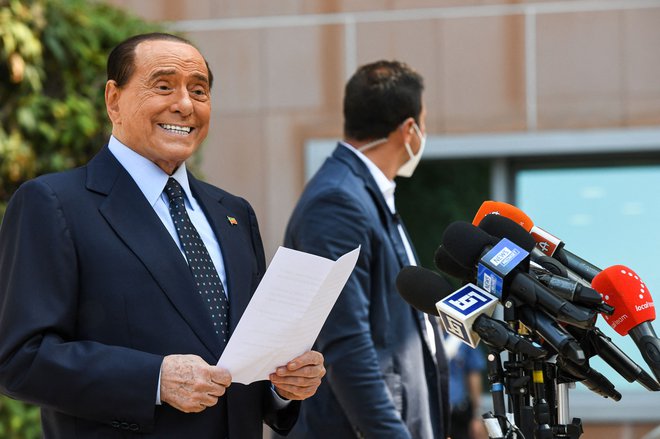 Analitiki pravijo, da Silvio Berlusconi ni imel več enotne podpore na desni, grozil mu je polom, tega pa si ob koncu kariere ni mogel privoščiti. FOTO: Piero Cruciatti/AFP
