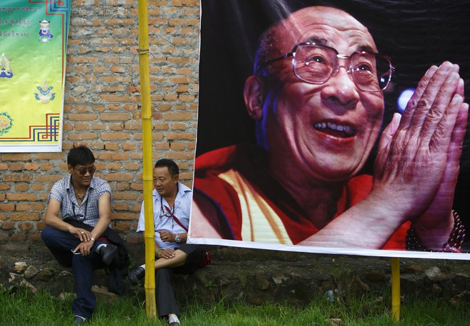 Dalajlama Tenzin Gjatzo je duhovni vodja Tibeta in trn v peti kitajskih vladarjev. FOTO: Š Navesh Chitrakar/Reuters
