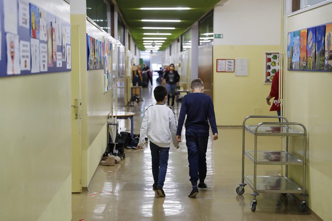 V šolah je veliko nadomeščanj, tudi najmlajši učenci imajo za vsako uro lahko drugega učitelja. FOTO: Leon Vidic/Delo
