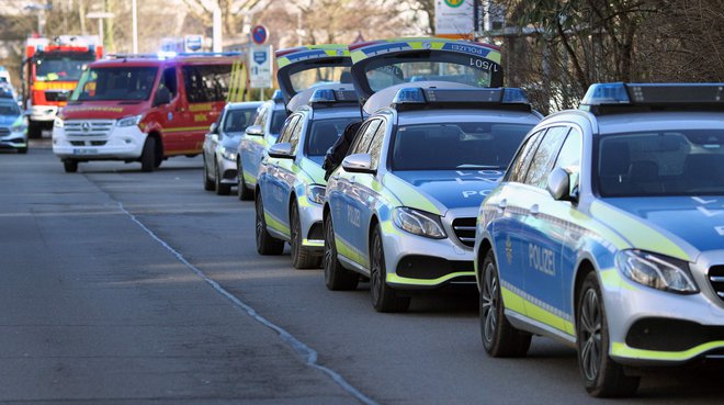 Policija, reševalci in gasilci pred Univerzo v Heidelbergu.&nbsp;FOTO: Daniel Roland/AFP
