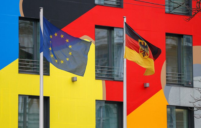 Zastave Nemčije in EU na nemškem veleposlaništvu v Kijevu. FOTO: Gleb Garanich/Reuters

