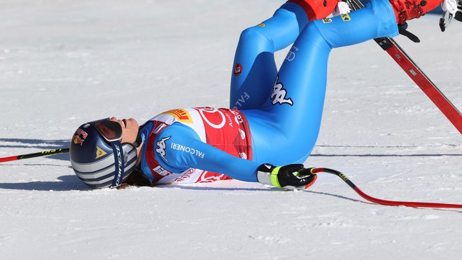 Sofia Goggia vozi vedno na robu mogočega in pogosto pristane v snegu. FOTO: USA Today Sports
