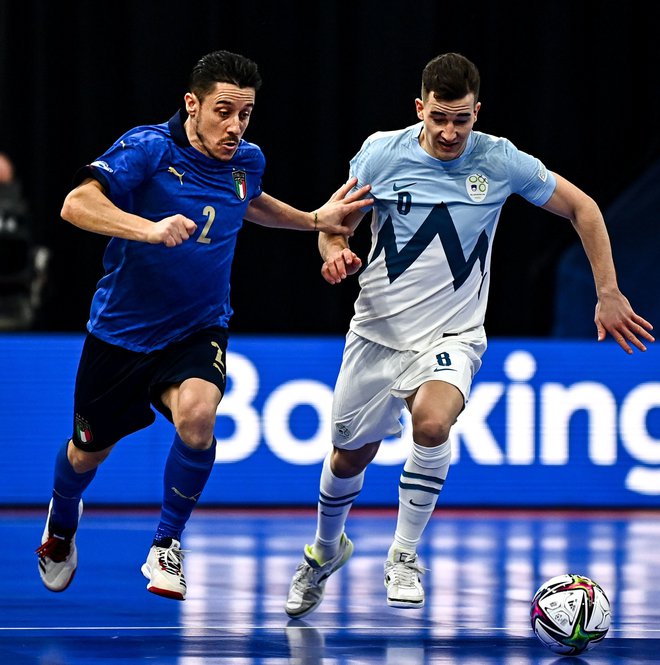 Nejc Hozjan je Italijanom naprej ukradel žogo, potem pa jim zabil še gol. FOTO: Uefa.com
