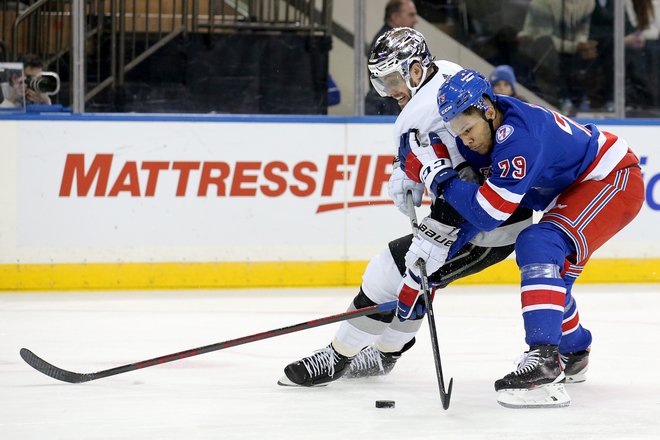Anže Kopitar je bil tudi na tekmi proti NY Rangers med najboljšimi na ledu. FOTO:&nbsp;Brad Penner/AFP
