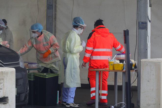 Prejšnji teden so pri nas potrdili več kot 73.000 novih primerov koronavirusnih okužb, daleč največ od začetka epidemije in dobrih 28.000 več kot teden prej. FOTO: Črt Piksi/Delo
