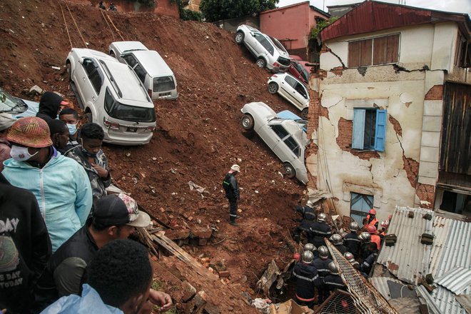 Gasilci v Antananarivu iščejo morebitne preživele pod ruševinami, potem ko se je po močnem deževju parkirišče z več avtomobili zrušilo na hiše. Reševalci so pod ruševinami našli pet trupel (štiri otroke in enega odraslega), iščejo pa še dve pogrešani osebi. Antananarivo in več drugih regij na Madagaskarju so prizadele močne tropske nevihte, ki so povzročile 34 smrtnih žrtev in prizadetih več kot 62.000 ljudi. Foto: Rijasolo/Afp

&nbsp;
