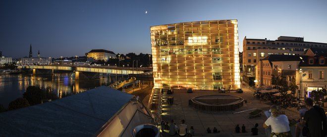 Stavba Ars Electronica Centra ob Nibelunškem mostu je središče sodobne umetnosti. FOTO: Robert Josipović
