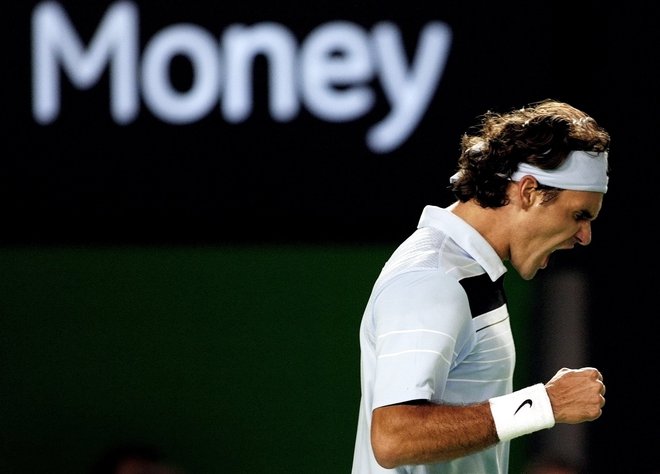 Denar se lepi na 40-letnega Federerja. FOTO: Tim Wimborne/ Reuters
