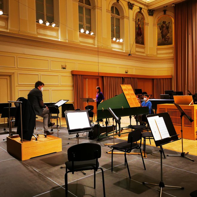 Bart Van Reyn in Barbara Kozelj na včerajšnji vaji v Slovenski filharmoniji FOTO: Slovenska filharmonija
