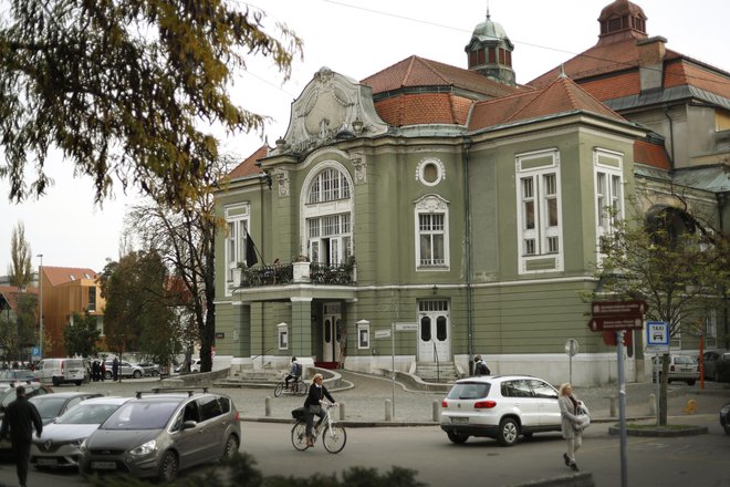 Nujno je zgraditi novo Dramo. Možnost je le nekaj sto metrov od obstoječega poslopja ... FOTO: Leon Vidic/Delo
