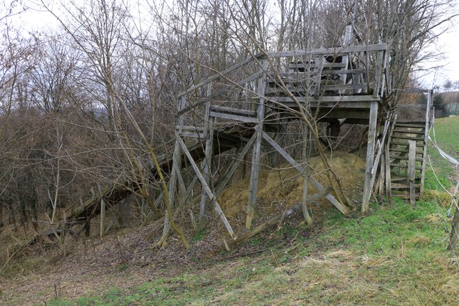 Žalostnega propadanja skakalnice bo kmalu konec. FOTO: Jože Pojbič/Delo
