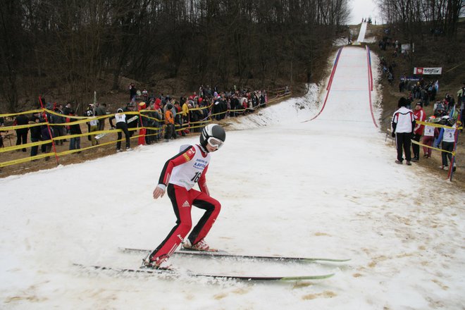 Leta 1998 so na Cerkevnjeku uredili prvo preprosto skakalnico in že leto pozneje tam pripravili prvo tekmovanje. Posnetek je s tekmovanja leta 2011.&nbsp;FOTO:&nbsp;Jože Pojbič/Delo
