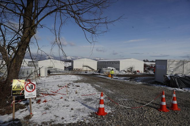 Za nelegalno gradnjo naselja za delavce drugega tira v Orehku pri Postojni so že plačali 33.204 evre kazni. FOTO: Leon Vidic/Delo
