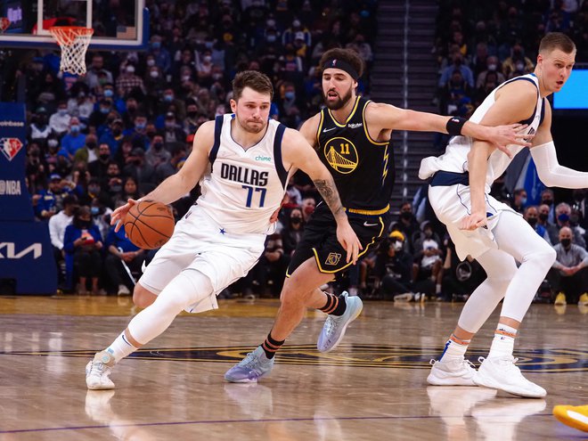 V San Franciscu se Luka Dončić, nad katerim je v obrambnih vlogah bdel Klay Thompson, in drugi Dallasovi igralci niso najbolje znašli. FOTO: Kelley L Cox/Usa Today Sports
