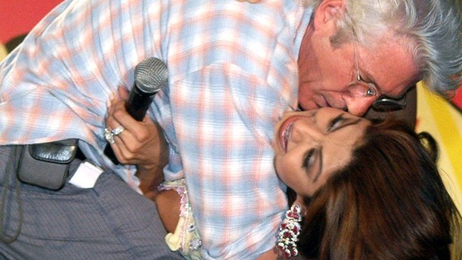 Hollywoodski zvezdnik Richard Gere je leta 2007 na odru Shettyjevo poljubil na lice. Dejanje je sprožilo srd ekstremnejših hindujskih skupin.

&nbsp;

FOTO: Reuters
